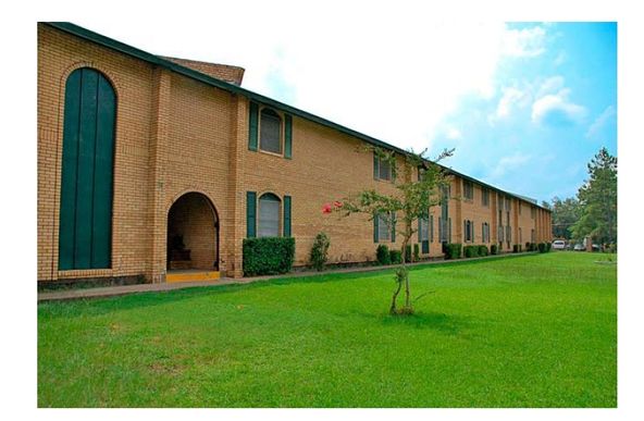 Courtyard Apartments: 1900 S Green St, Longview, TX 75602